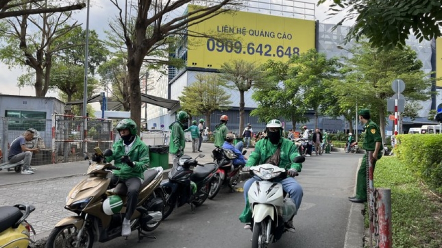 Giả danh xe ôm công nghệ chèo kéo khách ở sân bay Tân Sơn Nhất, hét giá trên trời